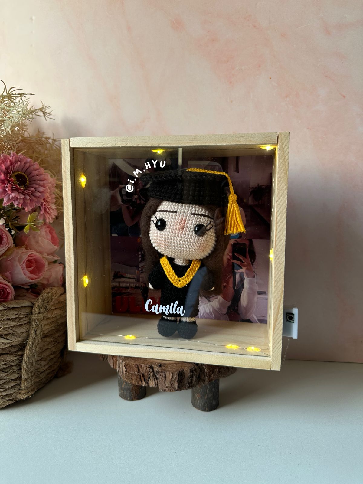 GRADUADO EN CUADRO DE PINO