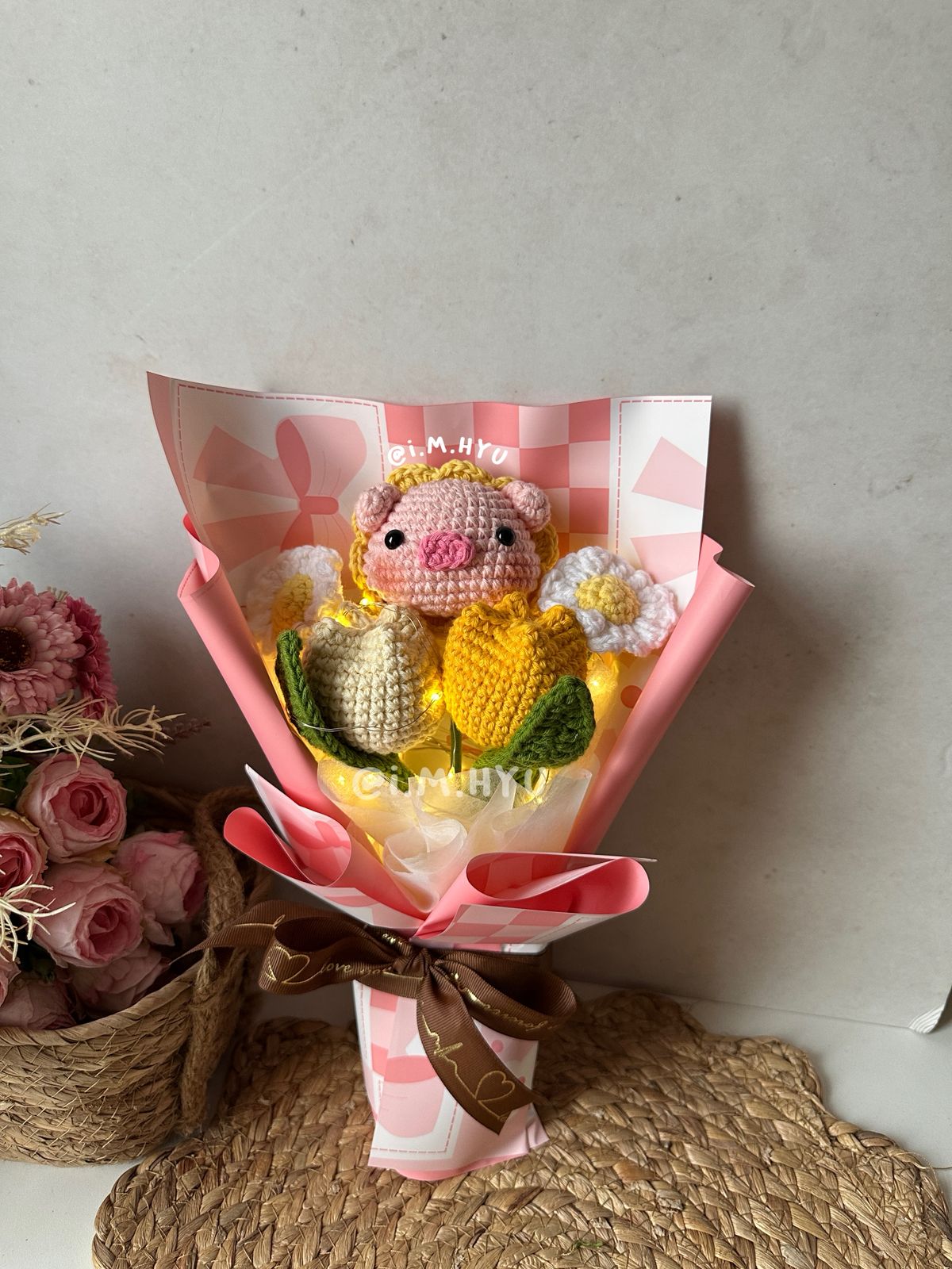 RAMO DE CERDITO + FLORES AMARILLAS