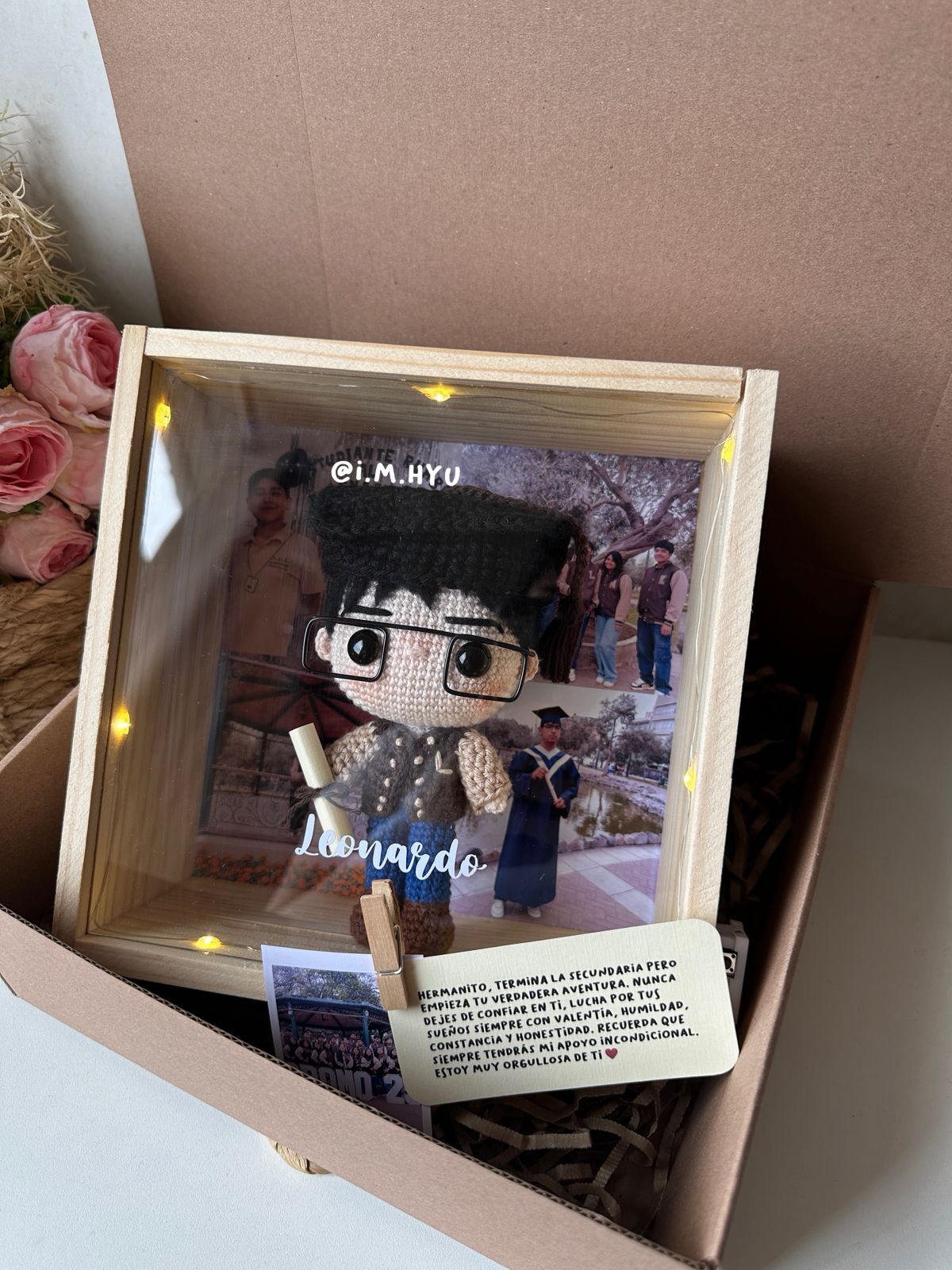 GRADUADO EN CUADRO DE PINO