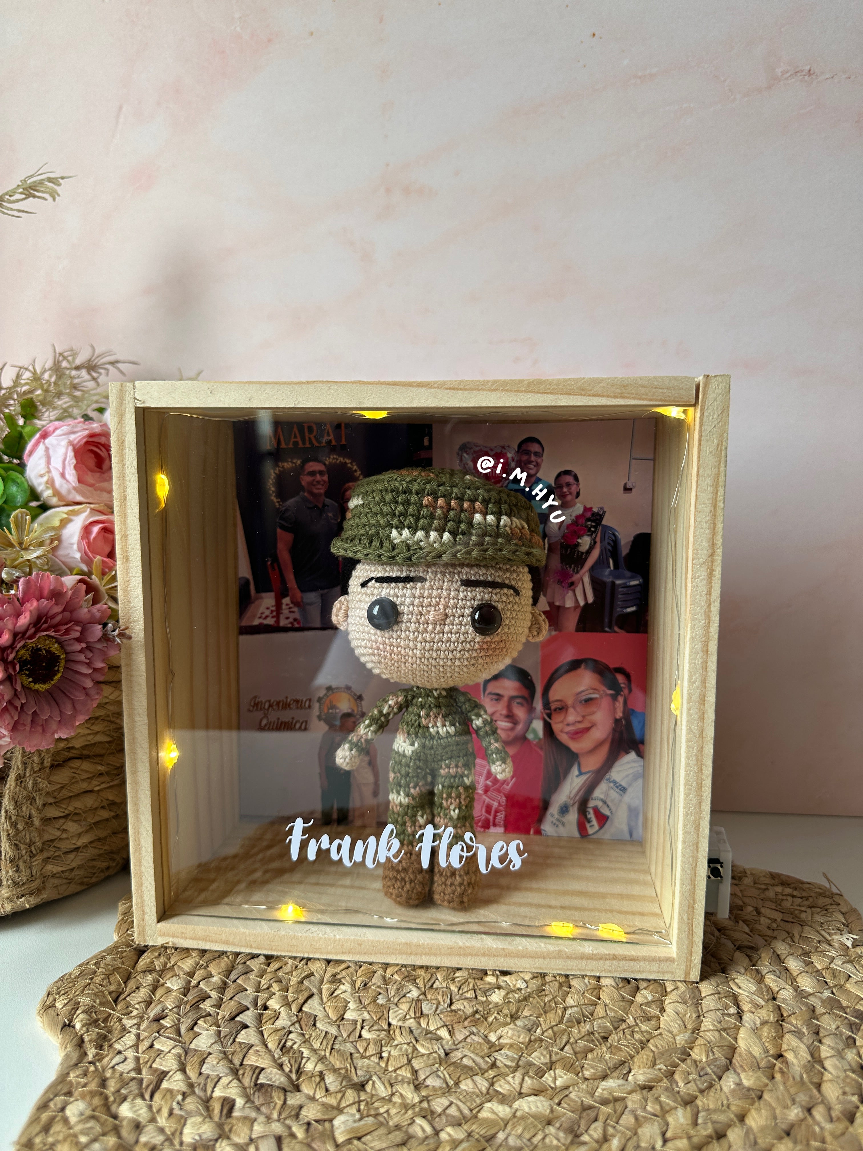 MILITAR EN CUADRO DE PINO