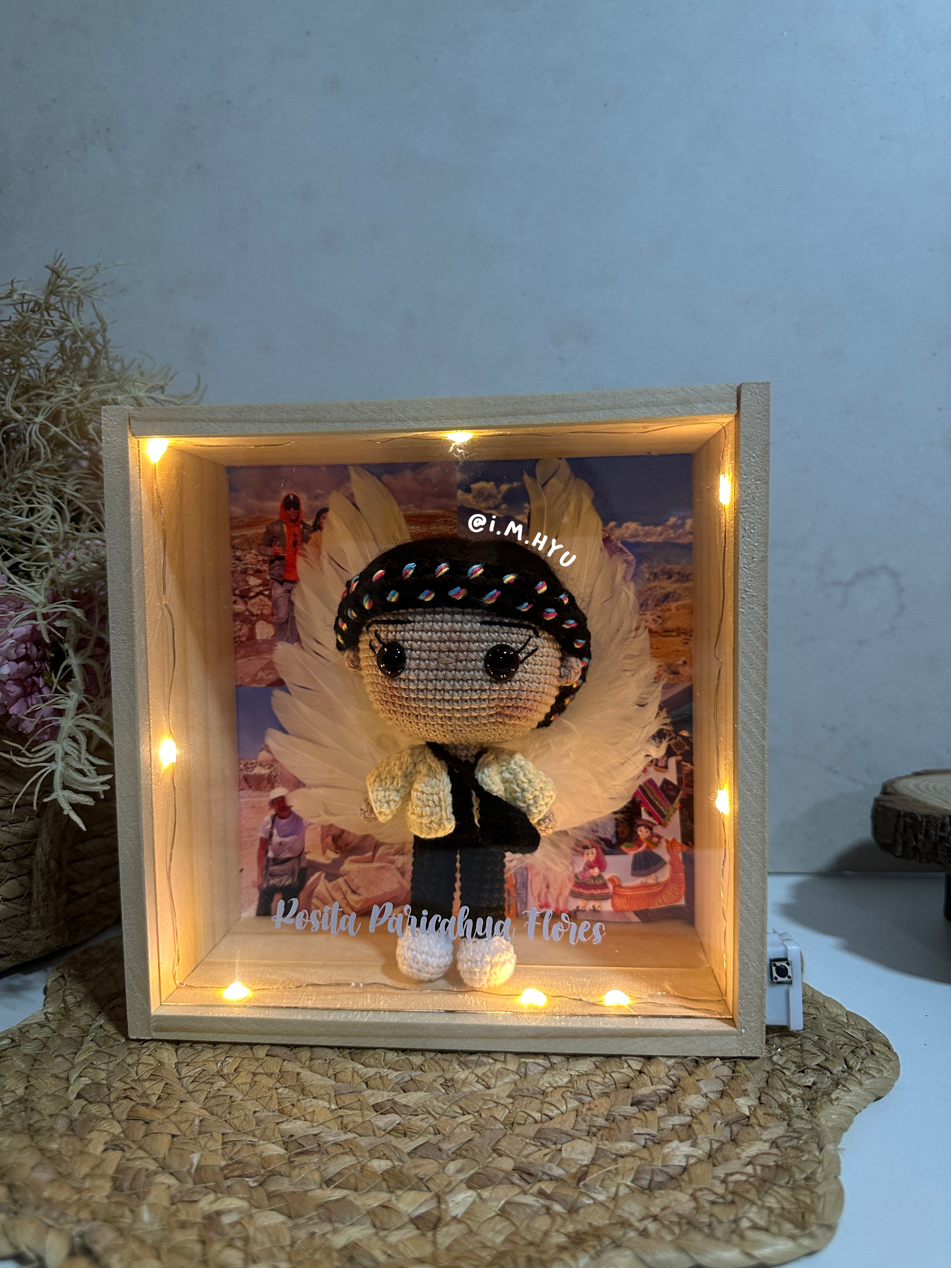 ANGELITO EN CUADRO DE PINO