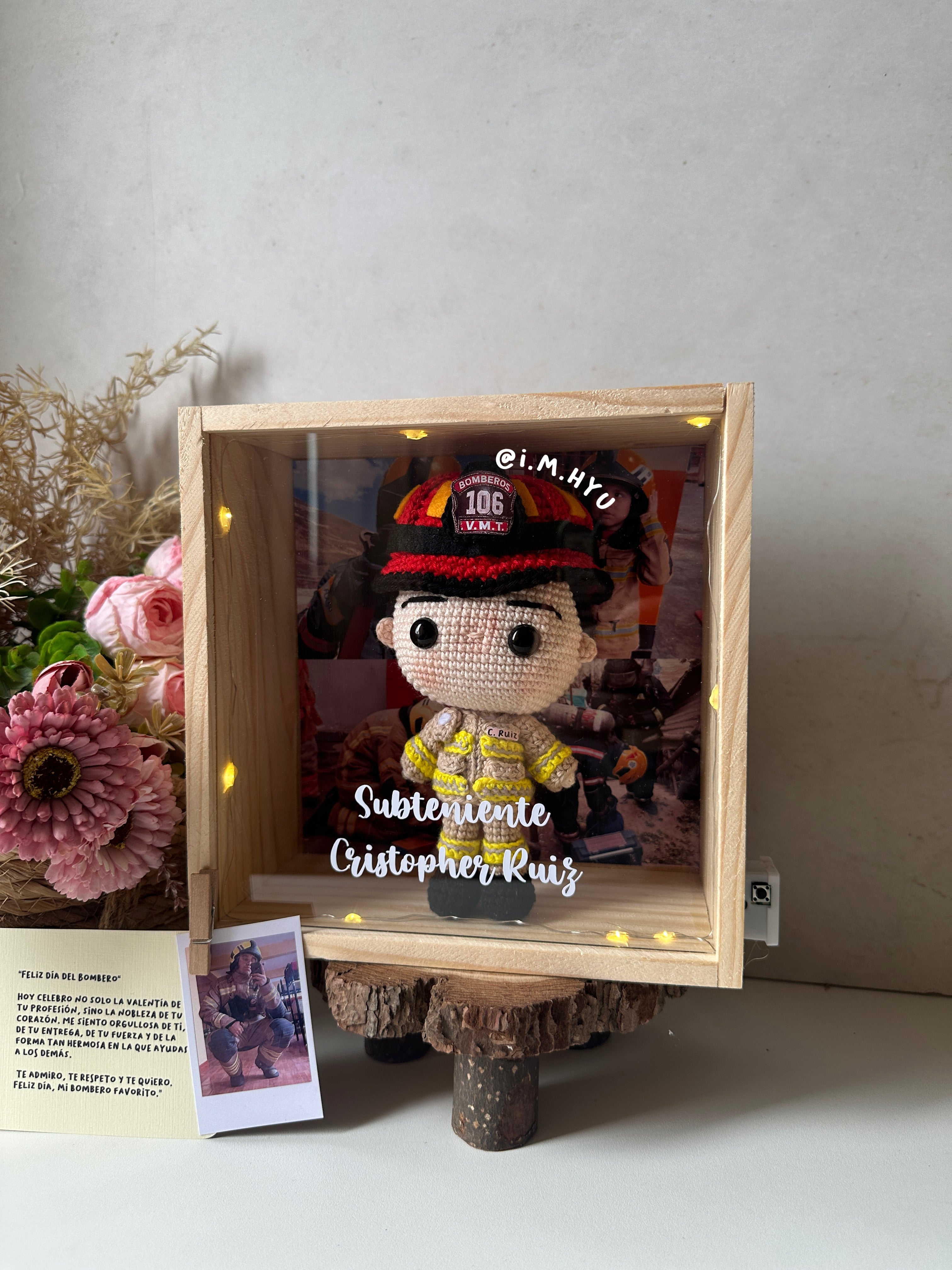 BOMBERO EN CUADRO DE PINO