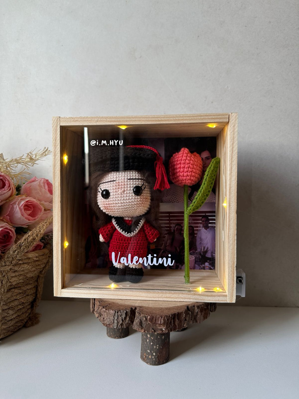 GRADUADO EN CUADRO DE PINO